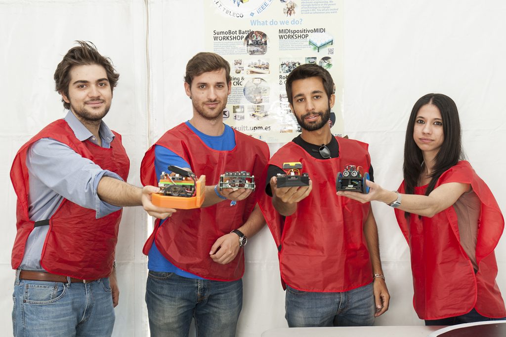 Nuestros miembros sujetan a sus luchadores